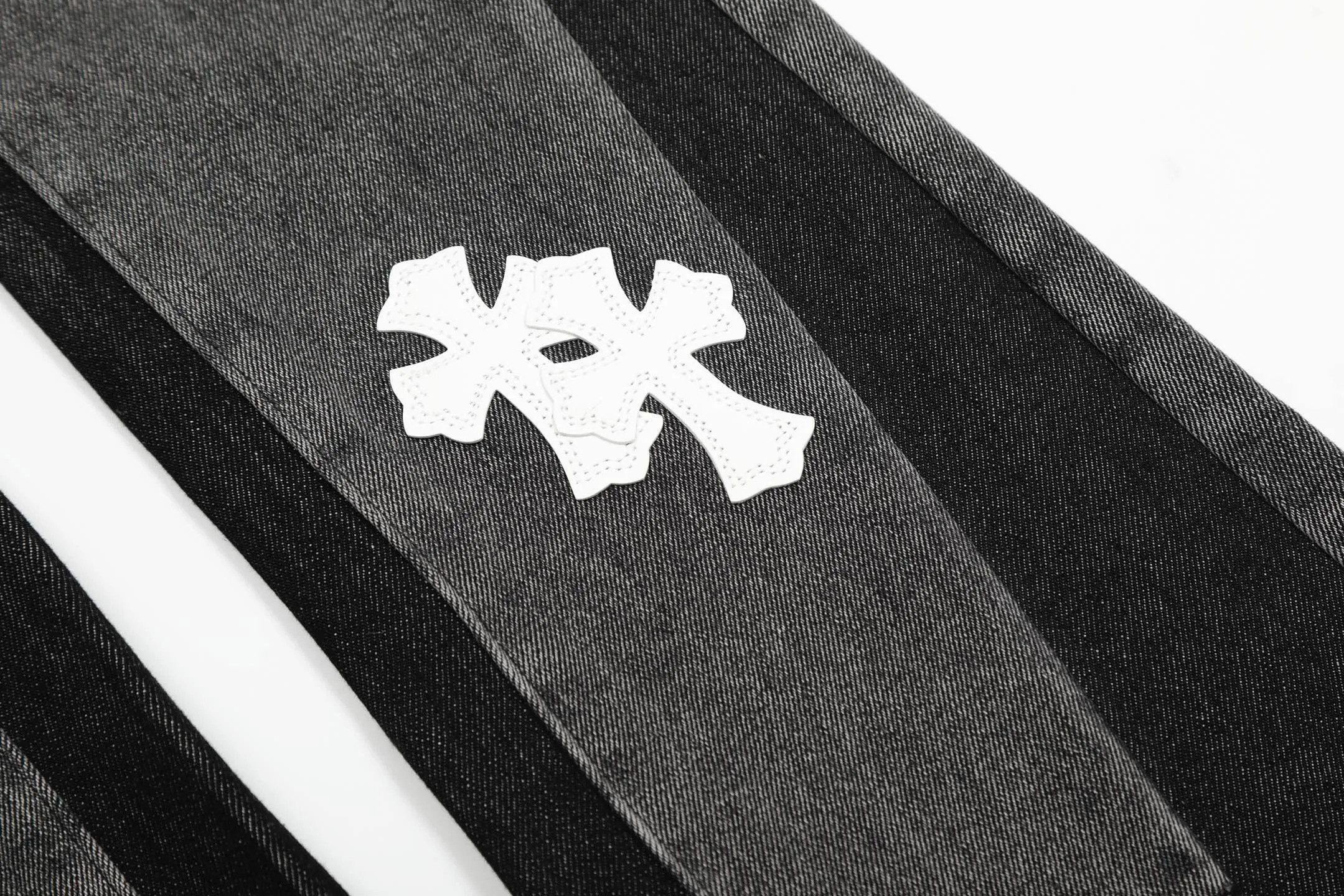 #8160 P260💰 Independent GALLERY DEPT. Vintage spliced black and gray snowflake pattern cross loose washed flared jeans - truly restore the ultimate texture of Vintage - original hardware accessories washed and other elevators, QR code analysis are all purchased from the original factory, high degree of restoration, you are welcome to compare with a certain product ~ - three-dimensional version Loose and comfortable, not picky about the figure, taller and slimmer, factory Seiko, original factory quality control, same style for men and women, can be matched with couples, versatile recommendation Essential jeans for all seasons - sizes: 28 30 32 34 36